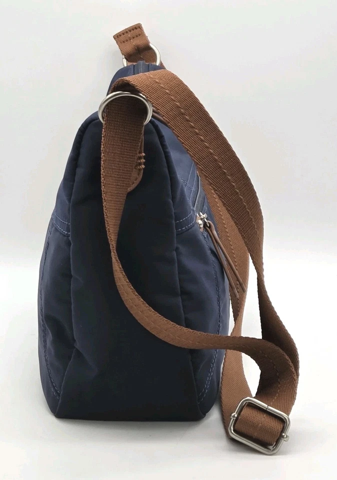 Bolso Bandolera The Sak Esperato Hobo Poliéster Correa Azul Marino Marrón Borde  Foto 4 de 4