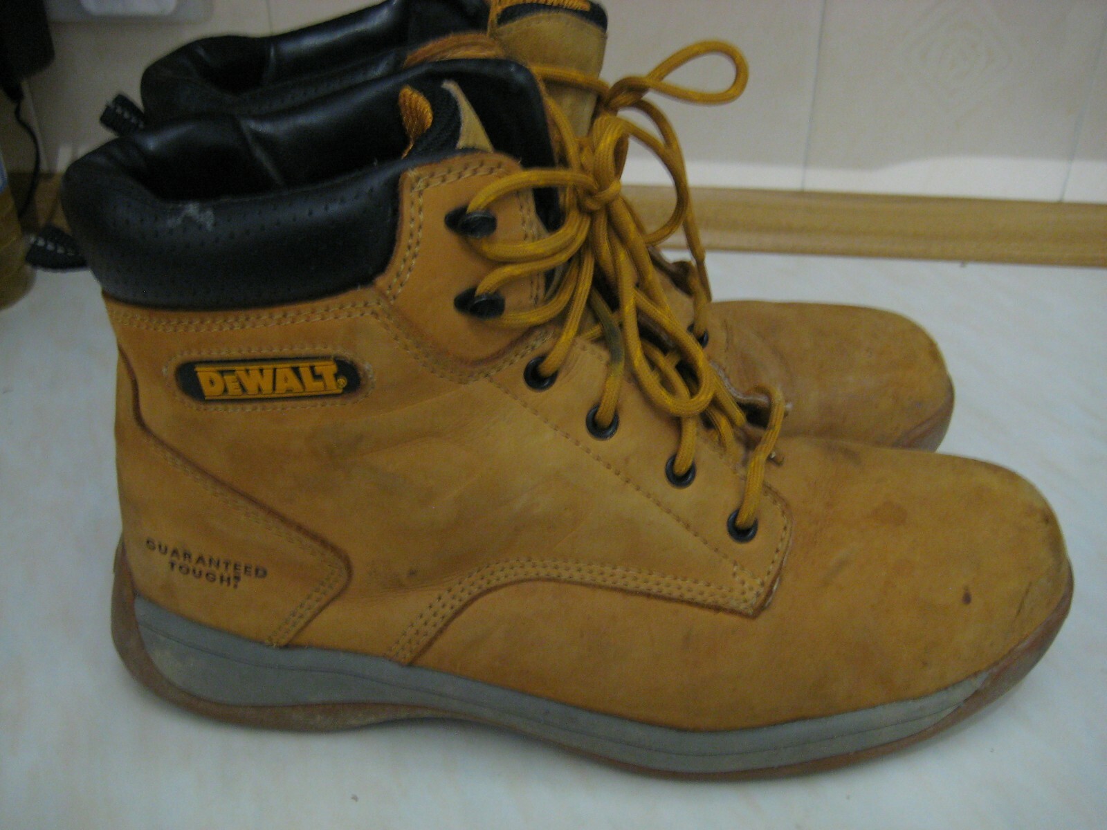 ladies dewalt safety boots