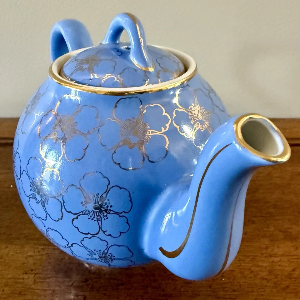 Tetera de colección Hall “Francesa” Azul Claro con Floral Dorado ~ 4 Tazas ~ Impresionante ~ #049 EE. UU. Foto 3 de 4