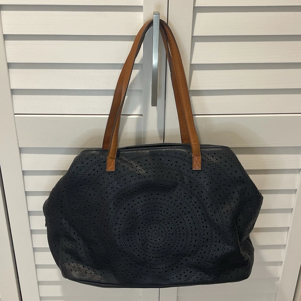 Bolso de Mano Street Level Negro Imitación Cuero Perforado Asas Tostadas Grande Foto 3 de 4