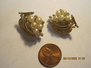 Vintage Crown Trifari Pearl Brushed Gold Clip On Earrings Set
