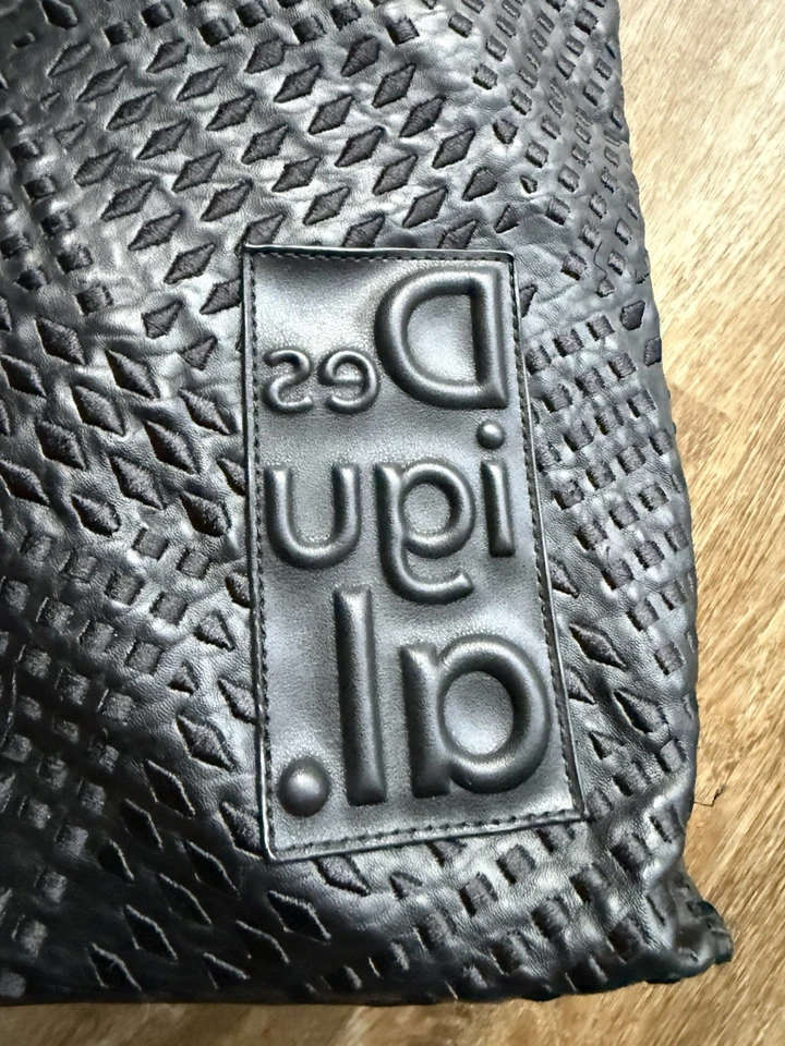 Bolso Desigual, negro, espacioso, con estampado bordado, cierre de cremallera. Foto 2 de 4