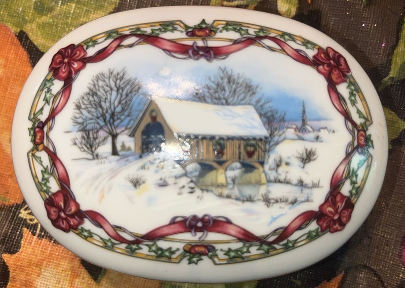Heritage House Melodies of Christmas~Plays O Come All Ye Faithful Music Box