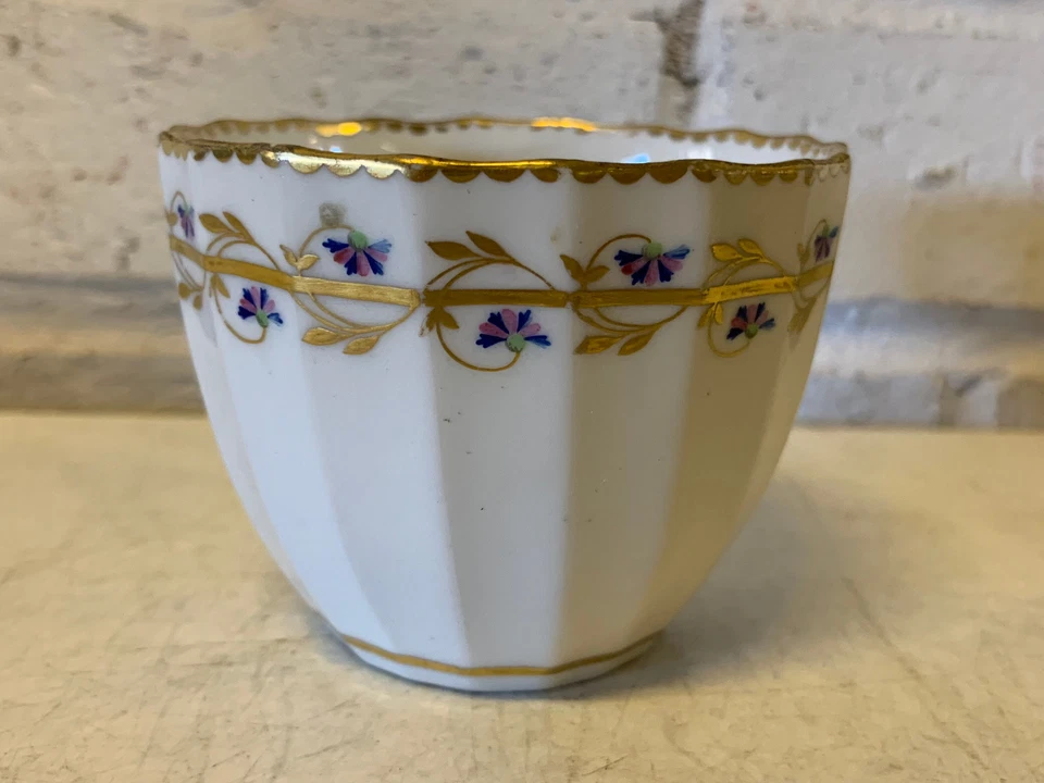 Антикварная фарфоровая чашка раннего дерби с золотым и синим цветочным украшением - Изображение 2 из 4