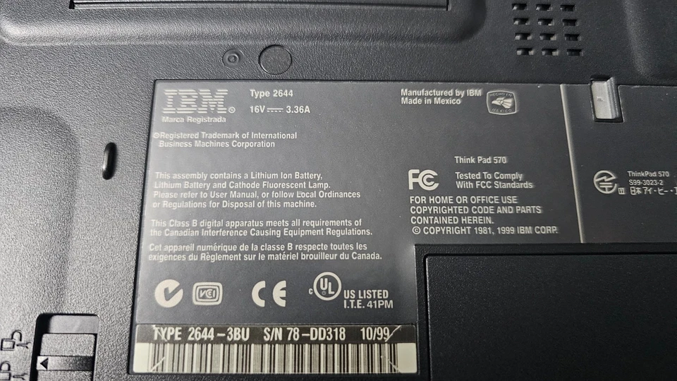 Portátil IBM ThinkPad 570 13" Intel Pentium II con estación de acoplamiento Foto 3 de 4