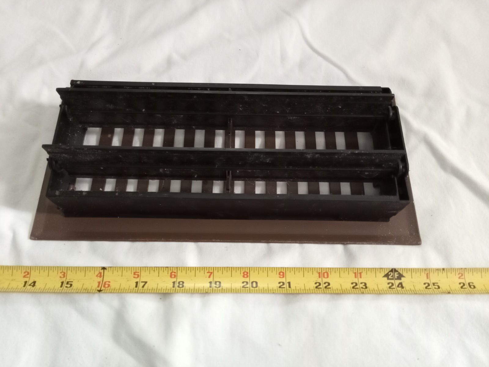 как выглядит vintage Steel Floor Heat Register Grate/vent Louvered 11.5" long x 5.5" wide. фото