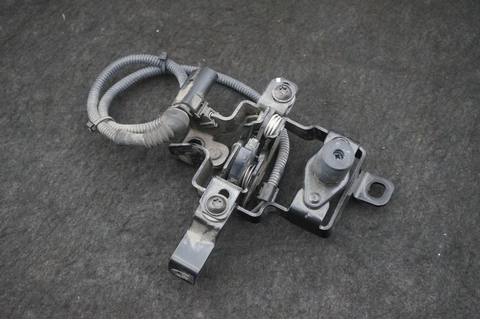 Set 2 Rear Left & Right Lid Lock Latch OEM 4E0823509 Audi R8 4S 2018-23 - Image 2 of 4