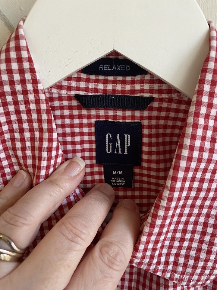 Men’s gap Red checked shirt size medium, relaxed fit, button cuff, GUC