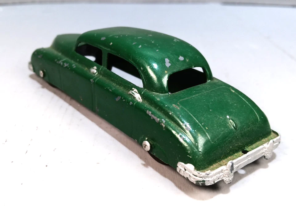 Sedán Kaiser 1947 vintage fundido a presión Tootsietoy #746 verde 4 puertas 6" Foto 4 de 4