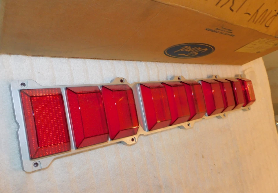 Lincoln Continental 1971 sedán cupé coche urbano nuevo de Lote Antiguo LH luz trasera lente Foto 3 de 4