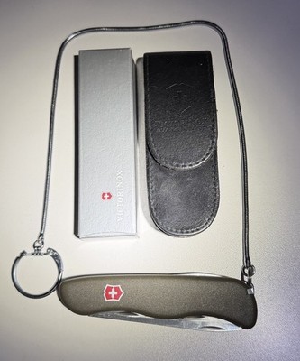 Victorinox Trailmaster Taschenmesser, Wellenschliff, Olivgrün