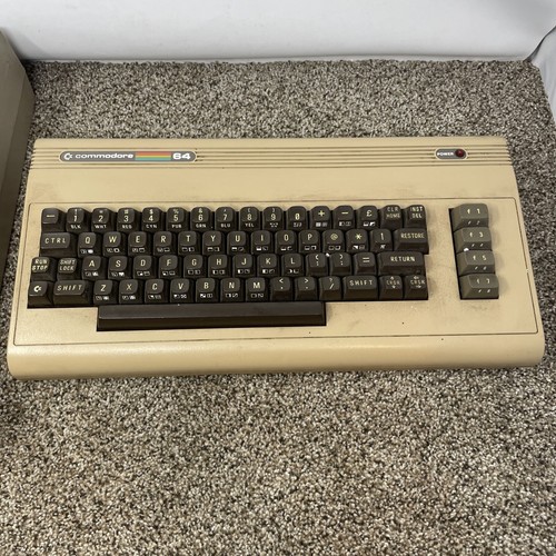 Commodore 64 Computer And 1541 Floppy Disk Drive Powers On/For Parts Or Repair - Afbeelding 2 van 12