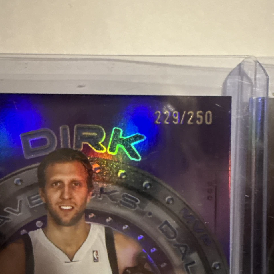 2025-26 Topps-Mavricks Combo Pack - DIRK limitado y un KYRIE IRVIN SP!! IMPRESIONANTE Foto 2 de 4