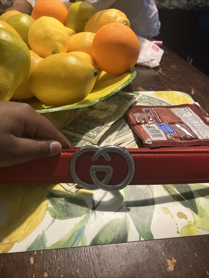 Cinturón Gucci de diseñador rojo raro con textura de diamante y cuero Foto 4 de 4