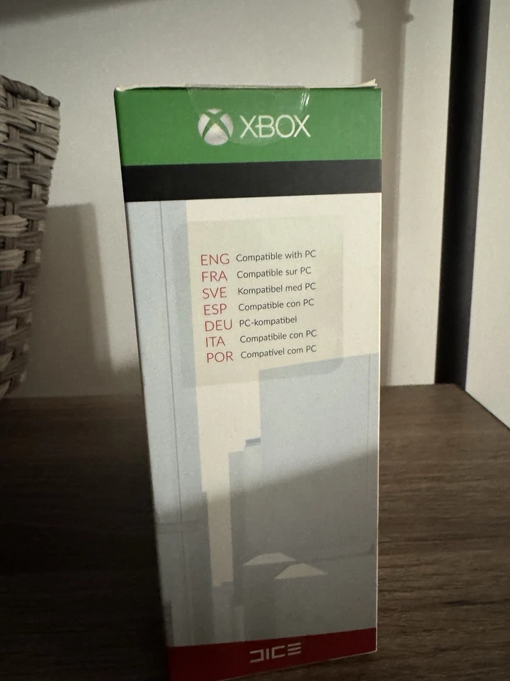 Mirror's Edge Official Wired Controller Limited Edition - Xbox One **BRAND NEW** - Image 3 of 4