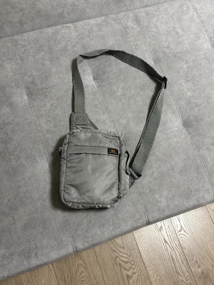 Bolso Bandolera Mensajero Alpha Industrial Gris Vintage Foto 4 de 4