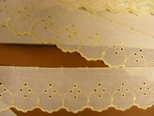 Broderie Anglaise Flat White/Lemon Lace 20 mts 1 Break
