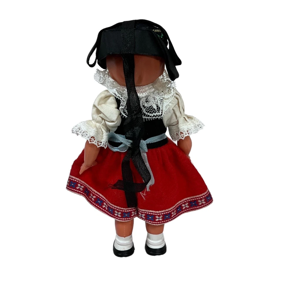 Muñeca vintage de Europa del Este en vestido tradicional y sombrero delantal suizo hecho a mano  Foto 2 de 3