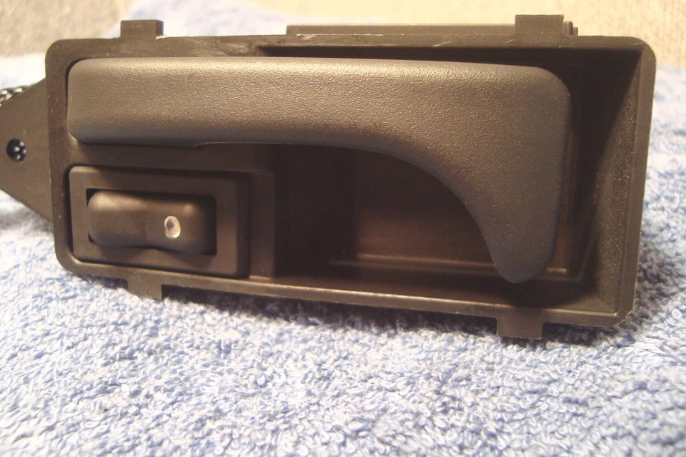 Manija de puerta delantera izquierda interior interruptor de tracción Dodge Viper 1998 Mopar 04763619 F8 Foto 2 de 4