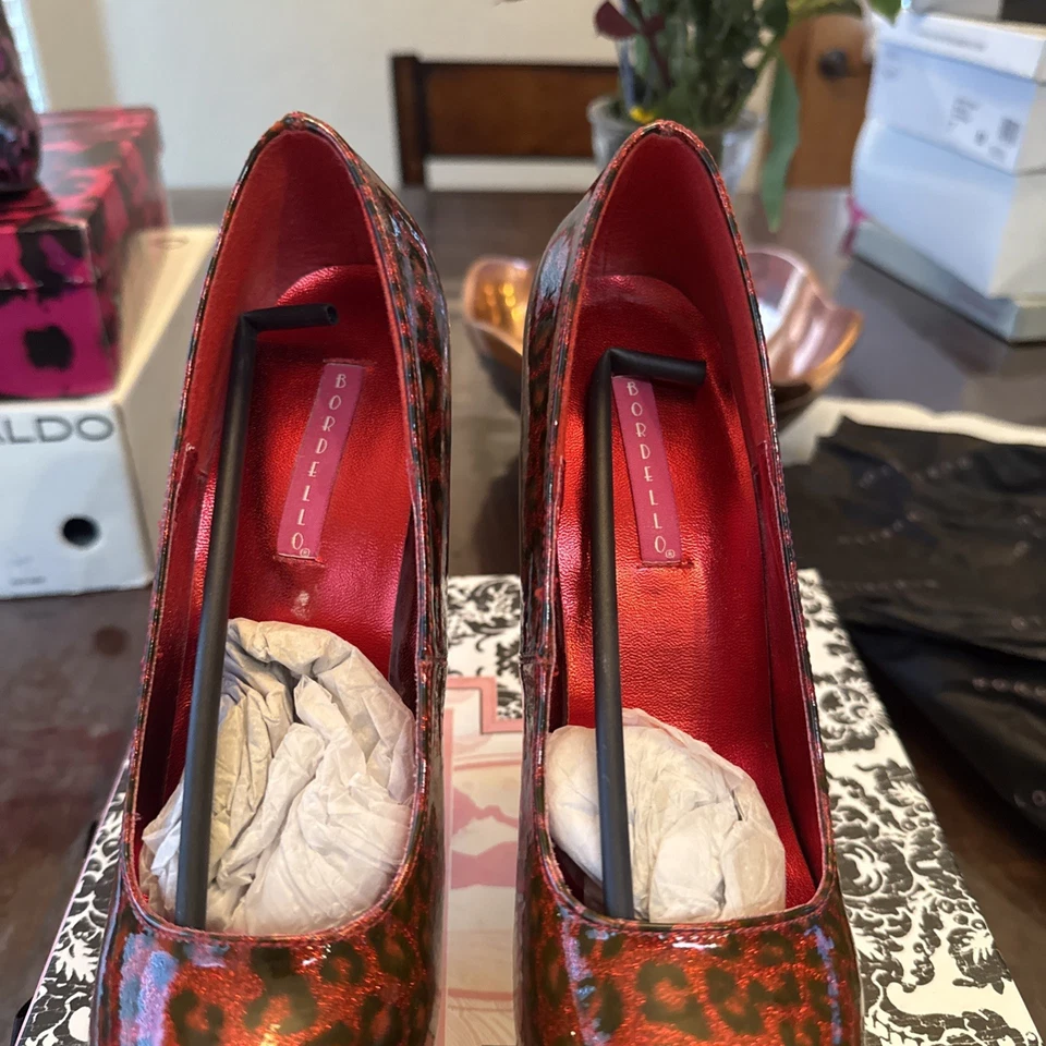 Zapatos de tacón Bordello de 5,75", plataforma de charol guepardo rojo brillante, talla 7 Foto 2 de 4