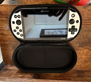 Sony PlayStation Vita PCH 1101 Console portatile Wi Fi 8 GB con pacchetto giochi e custodia