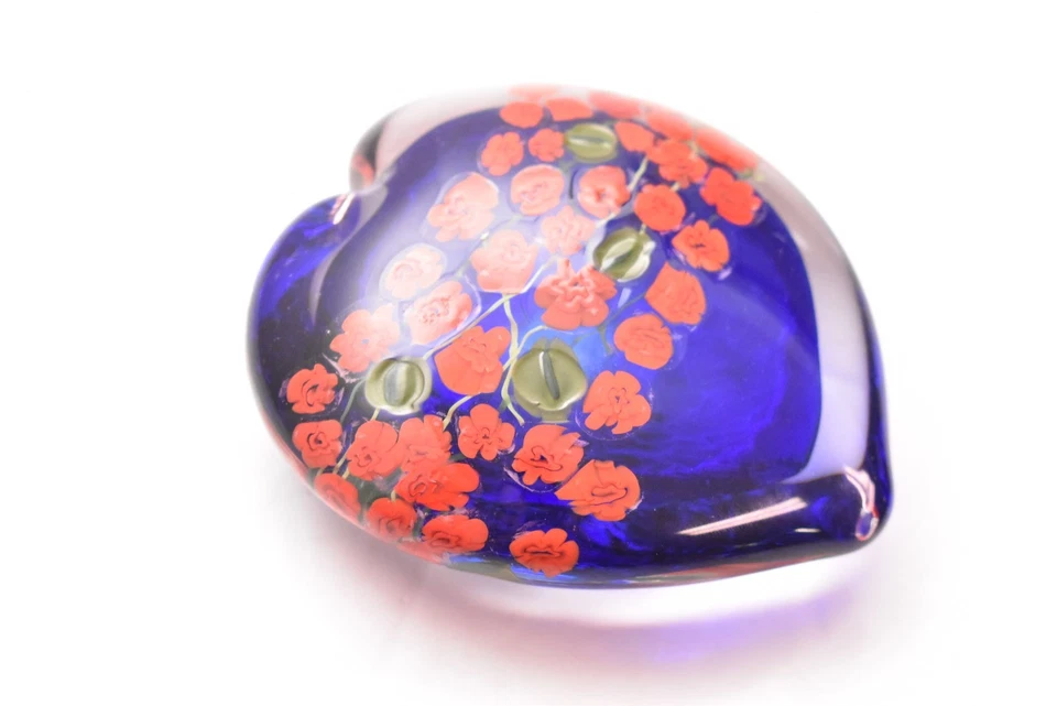 Pisapapeles de vidrio arte corazón estudio escultura mensajero shawn flores rojas Foto 2 de 4