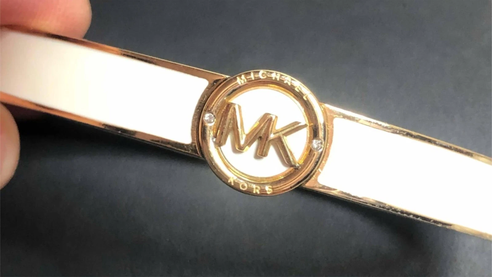 4175 Bracciale Michael Kors tono oro smalto bianco logo MK 6 3 4"