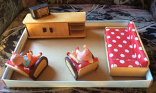 Alte Puppenstubenmöbel 50iger Jahre Wohnzimmer mit 2 Puppen Möbel neu bezogen 