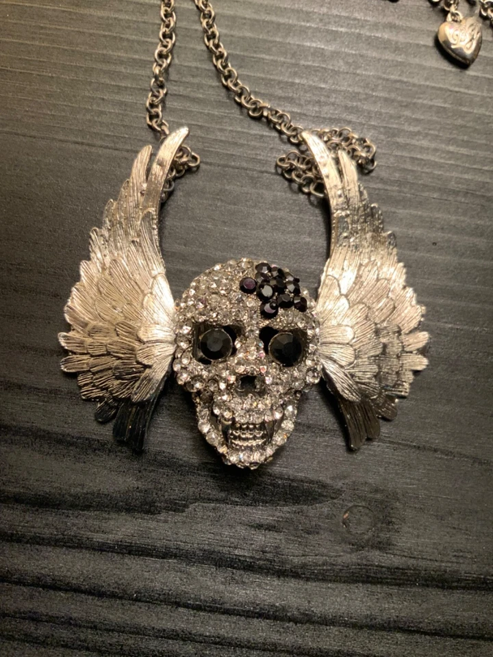 Cabeza de calavera plateada con alas Betsey Johnson Foto 2 de 4