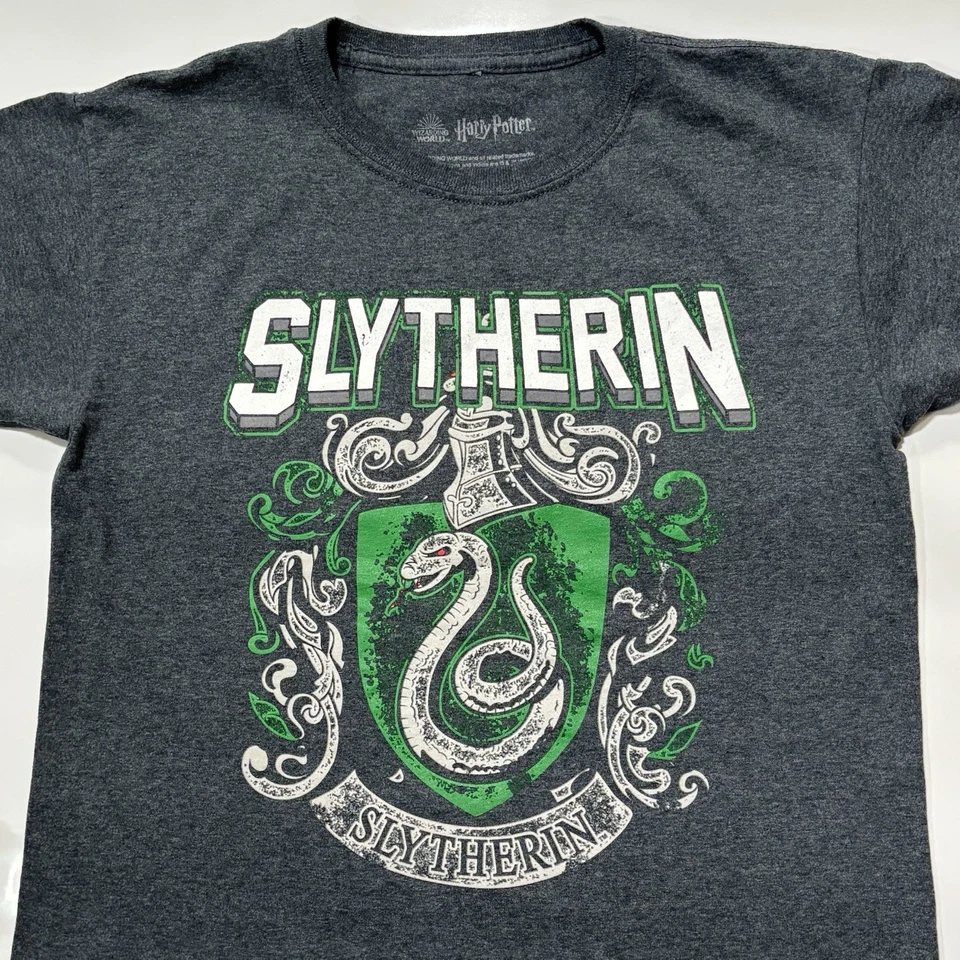 Camiseta Harry Potter Wizarding World Hogwarts Sonserina Crest cinza verde grande - Imagem 2 de 4