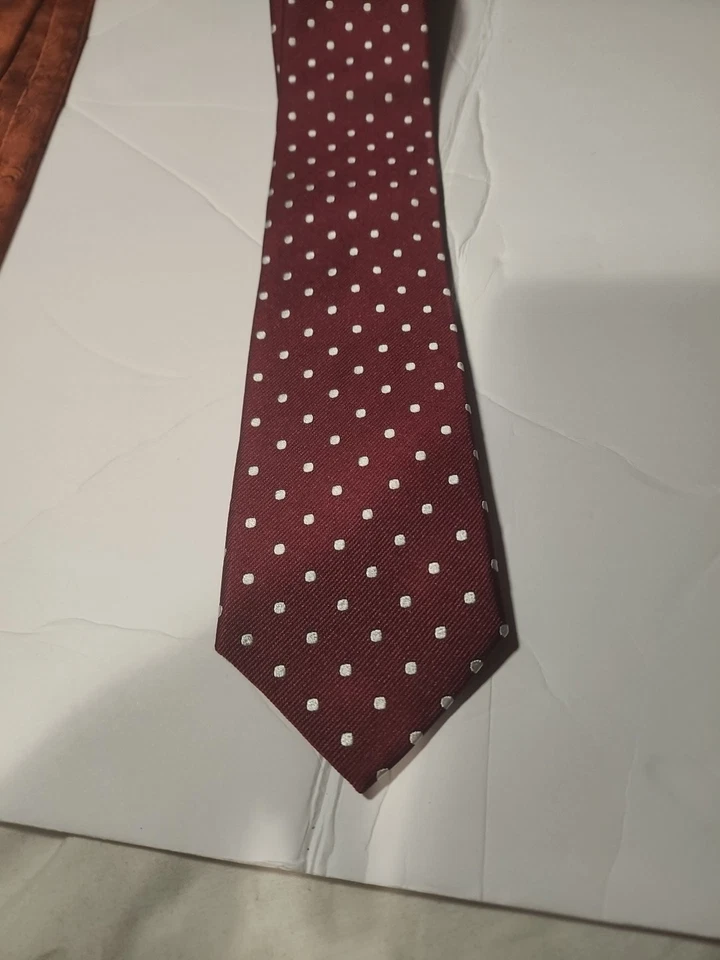 Granate clásico real con puntos blancos por todas partes (Tom James) Foto 4 de 4