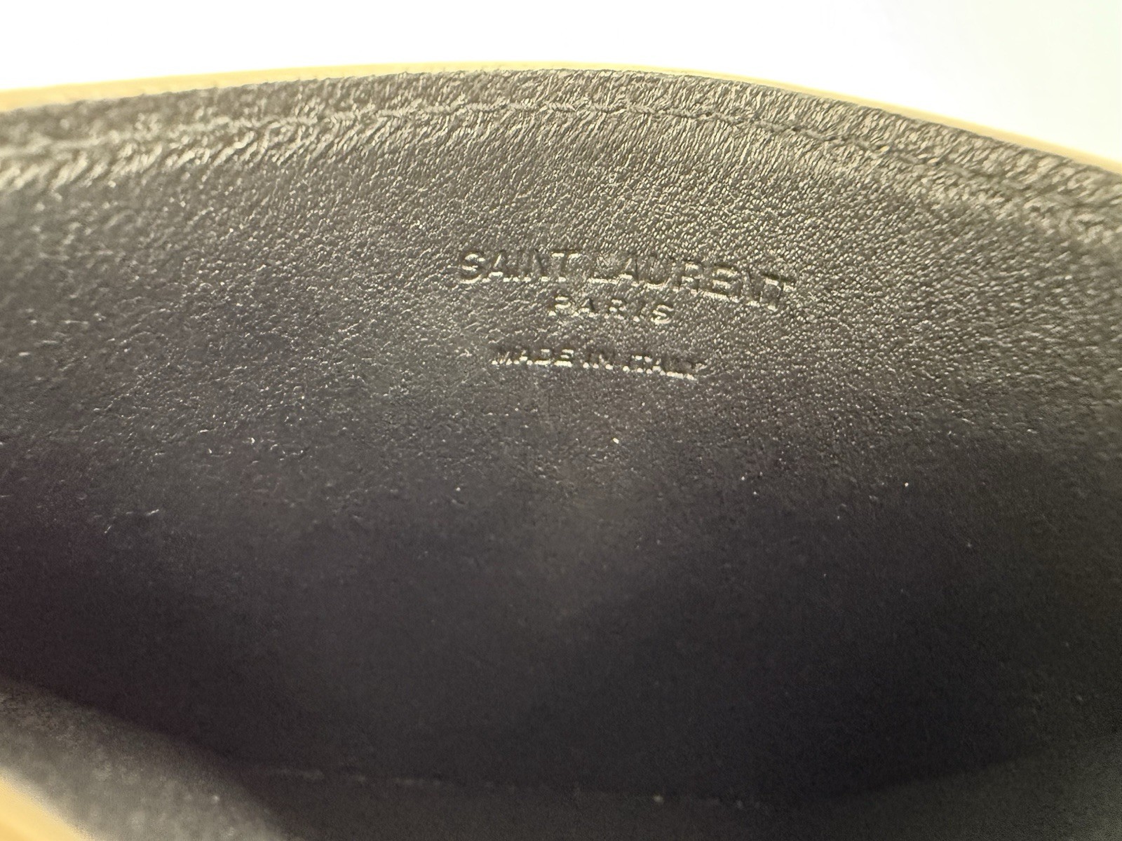 Portafoglio Saint Laurent Uptown su catena in pelle goffrata Grain de Poudre Storm