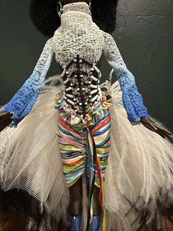 🌺 Barbie Mbili 2002 - Colección Tesoros de África (Byron Lars) Caja y soporte Foto 2 de 4