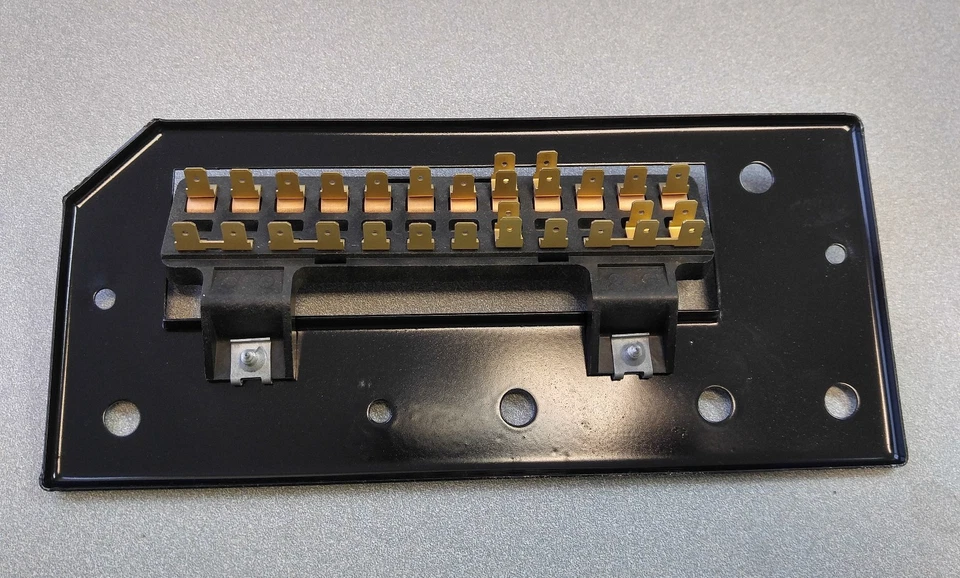 EXCELLENT ORIGINAL GENUINE PORSCHE 914 FUSE BOX W MOUNTING BRACKET NLA 1974-76 - Изображение 4 из 4