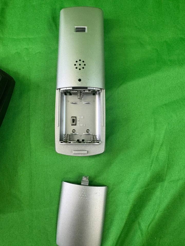 Teléfono compacto con cable Fanstel con función de identificación de llamadas en espera - plateado BT110M Foto 2 de 4