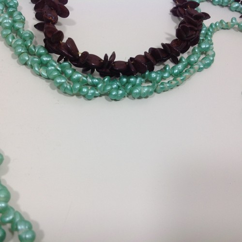 "Joyería de la abuela ~ Dos collares vintage de isla cáscara verde 30" y ¿semilla? 19" - Imagen 2 de 3