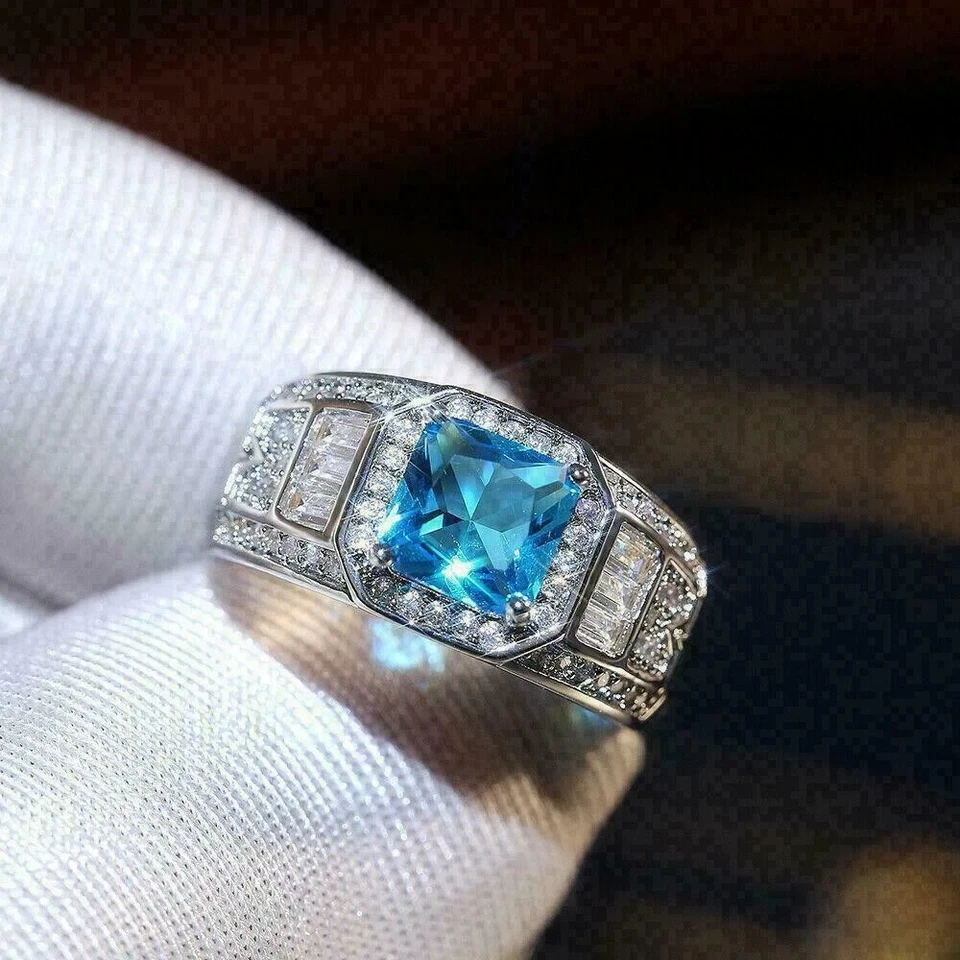 Anillo de boda de topacio azul simulado corte princesa de 2,30 quilates para hombre enchapado en oro blanco de 14 k Foto 2 de 4