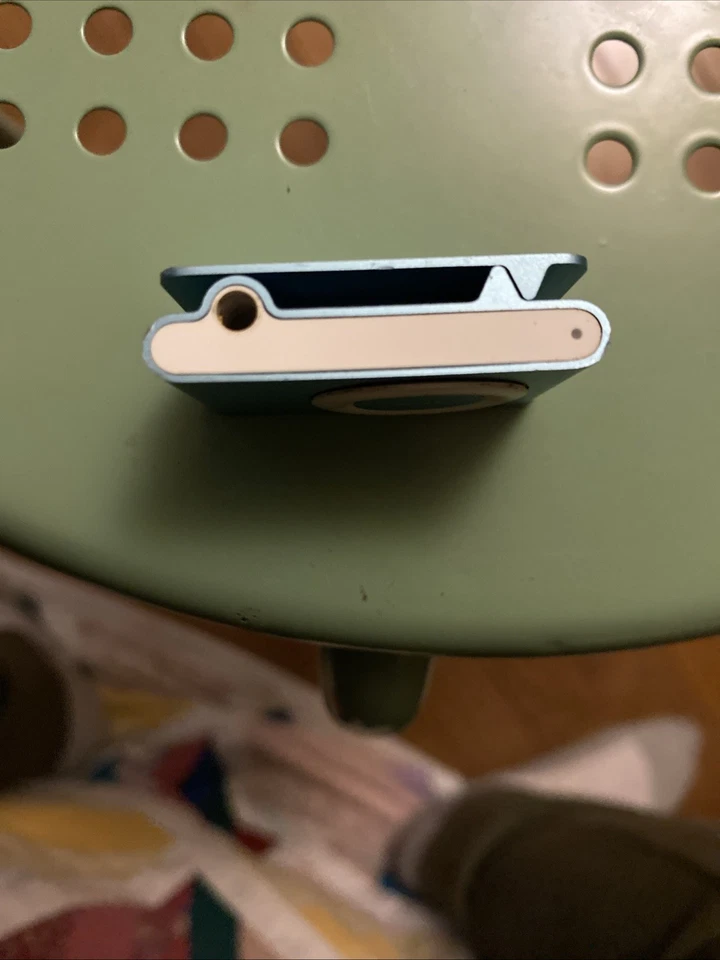 Apple iPod Shuffle 2nd Generation 2GB with Dock - Image 2 of 4