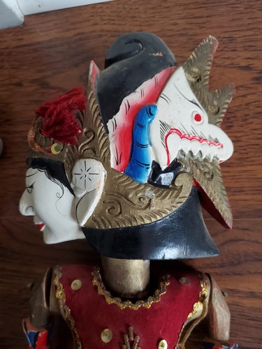 Collectible Balinese Wayang Golek stick puppets in antique batik dresses - Picture 6 of 18