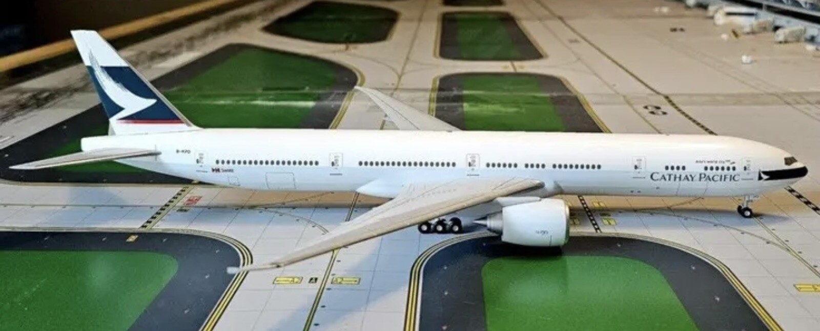 HERPA/HOGAN 1:200 CATHAY PACIFIC Boeing B777-300-ER, Reg. B-KPD (Plastic)