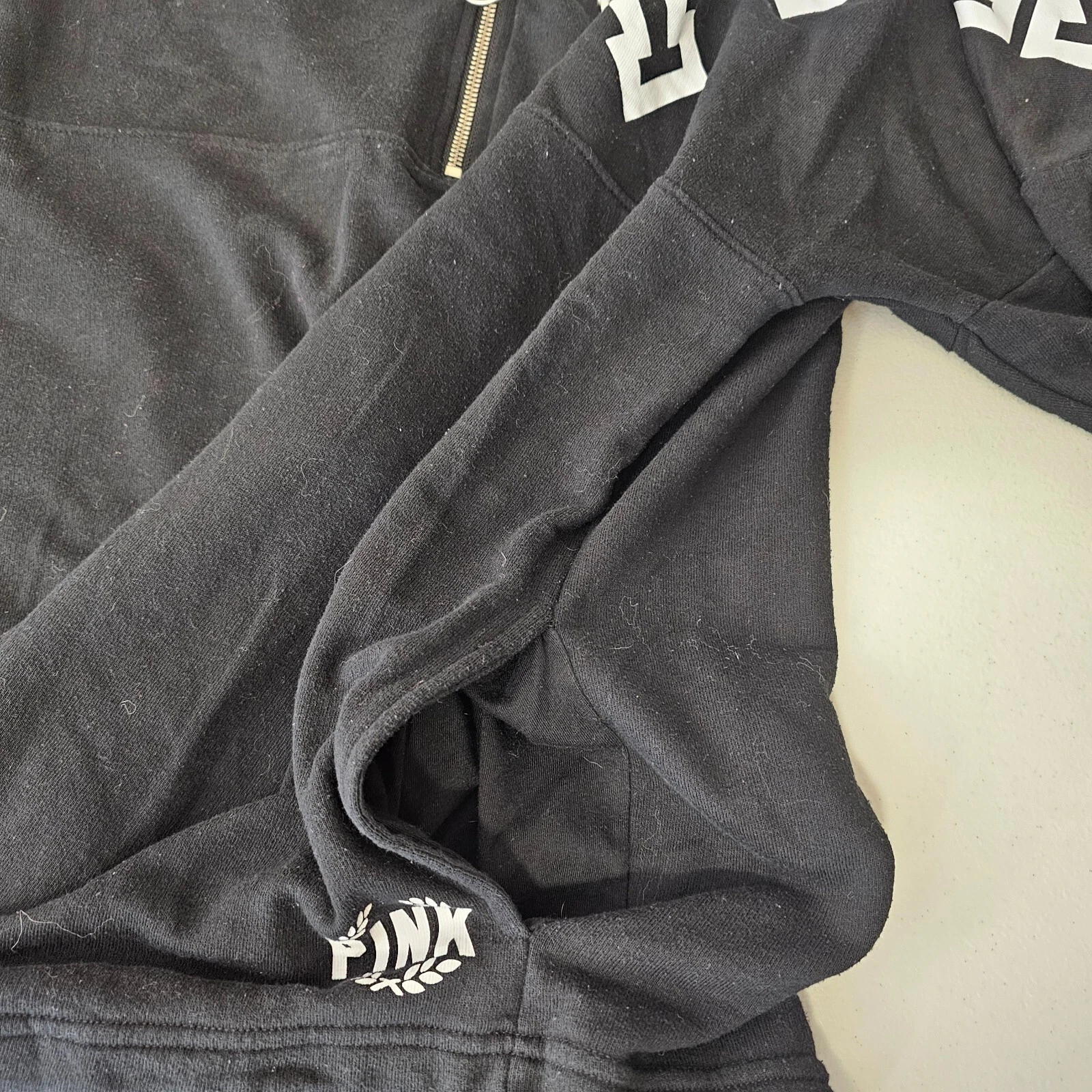 UNDERCOVER Felpa con cappuccio Victoria's Secret ROSA nera quarto zip oversize ampia taglia L scritta