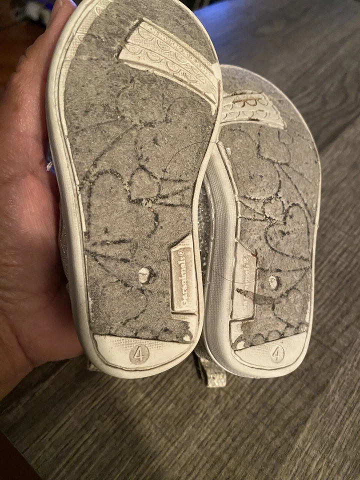 Zapatos plateados Garanimals para niños pequeños talla 4 Foto 3 de 4