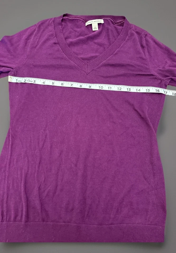 Suéter Banana Republic Mujer Medio Púrpura Color Berenjena Lana Merino Cuello en V Foto 3 de 4