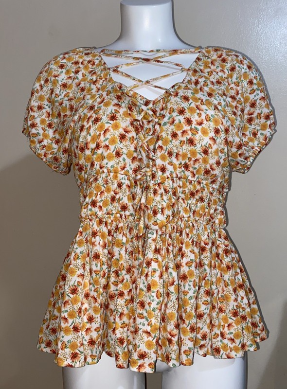 Torrid crisscross peplum silhouette with a yellow Floral Pattern Size 1 Top
