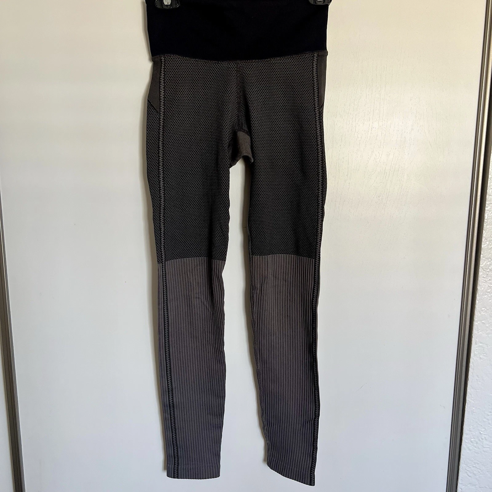 Athleta Flurry Colorblock Base Layer Tight Women’s Size XS Black Gray Workout