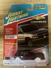 2022 JOHNNY LIGHTNING CLASSIC GOLD WHITE LIGHTNING 2002 CHEVY SILVERADO R3 VB!