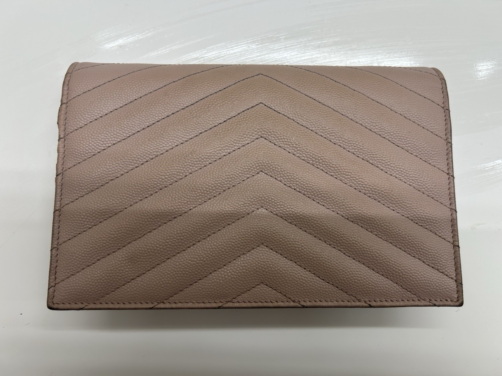 Saint Laurent Cassandre Busta Portafoglio Catena in Pelle Grain De Poudre