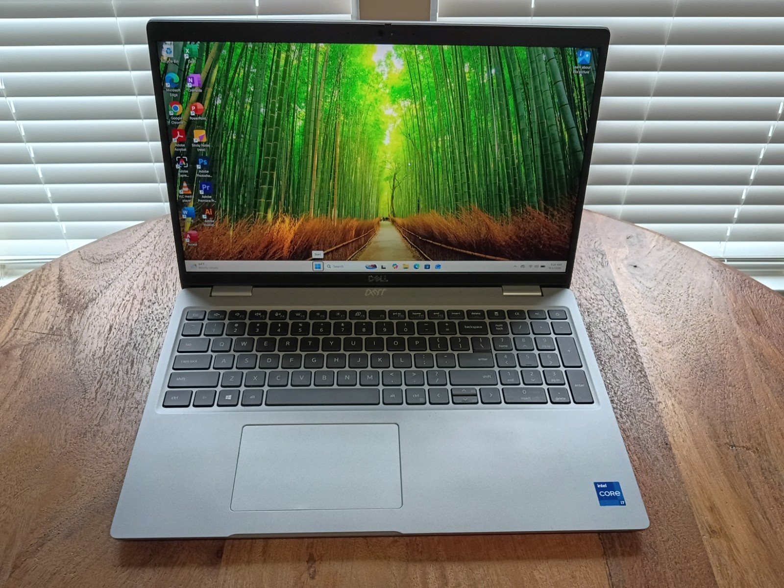Dell Latitude 5520, 15.6-Inch Laptop, with Intel Core i7 1165G7, Windows 11 Pro