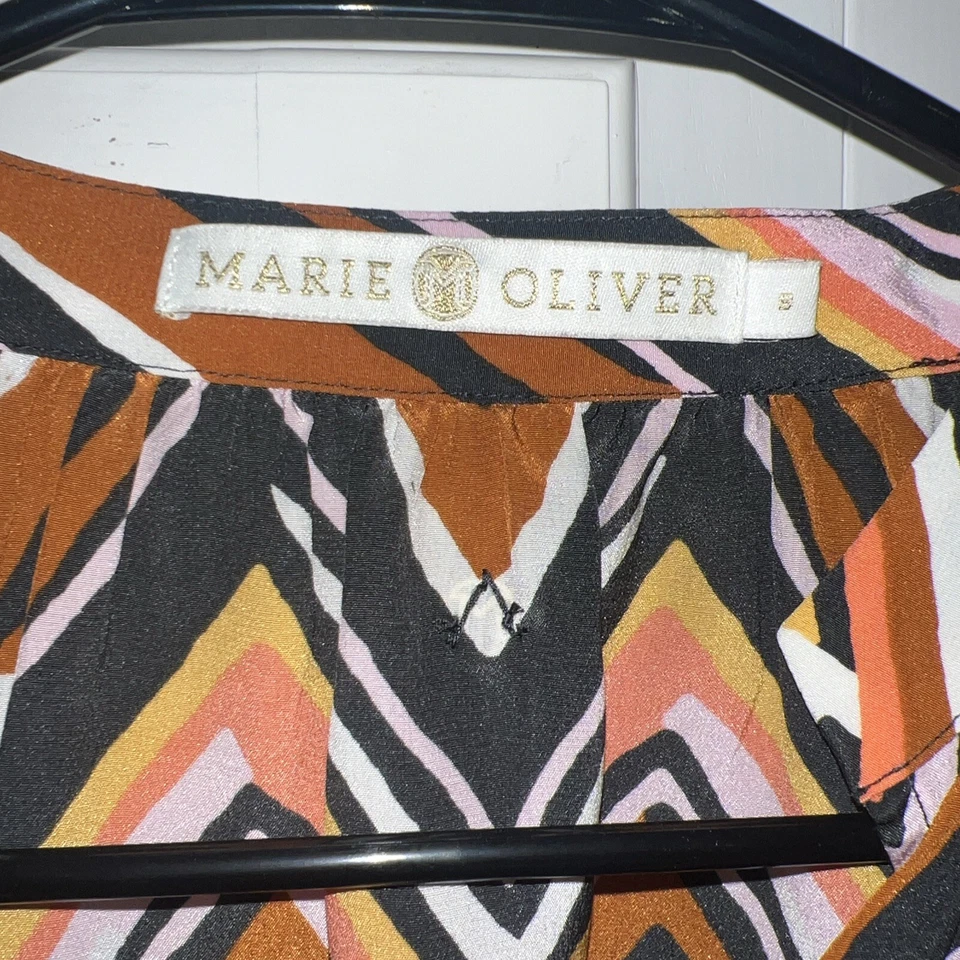 Blusa Marie Oliver SILK Multicolor Para Mujer Cuello en V Fluida Chevron Pequeña Abertura Frente Foto 3 de 4