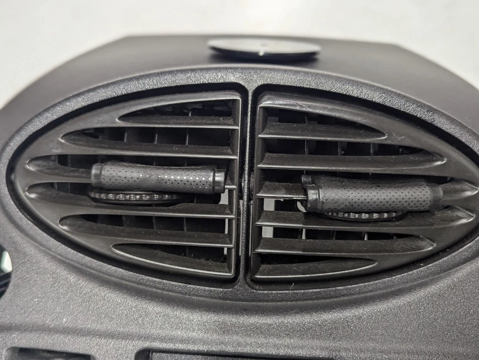 2002–2005 ОБОДОК ЦЕНТРАЛЬНОЙ ПРИБОРНОЙ ПАНЕЛИ SATURN VUE с вентиляционными отверстиями — ЧЕРНЫЙ 2003 2004 - Изображение 3 из 4